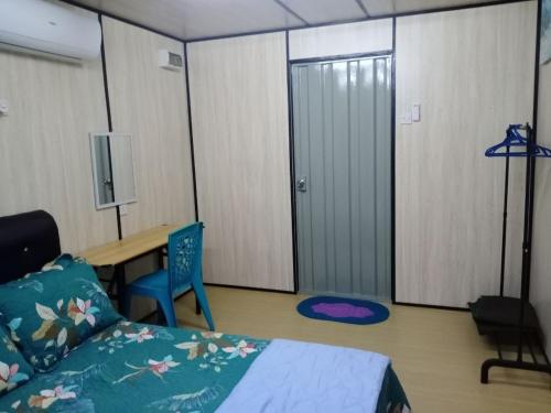 双溪大年Homestay Pinang Tunggal Cabin的一间卧室配有一张床、一张桌子和一张桌子