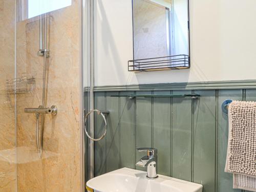 WaltonPartridge Hut-uk44850的一间带水槽和淋浴的浴室