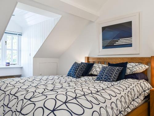 布朗顿The Burrow的一间卧室配有一张带蓝色枕头的大床