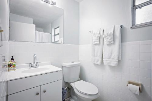 克利尔沃特Sunny Shores Retreat 1的白色的浴室设有卫生间和水槽。