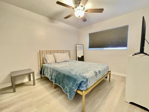 克利尔沃特Sandy Beach Sunset East的一间卧室配有一张床和吊扇
