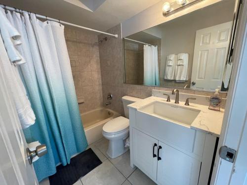 克利尔沃特Beachside Getaway West的一间带水槽、卫生间和镜子的浴室