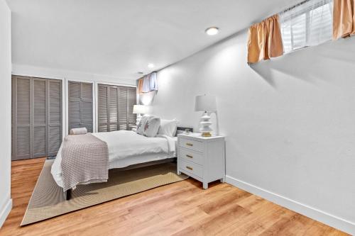 高尔顿204 High Pkwy - Golden的白色卧室配有床和白色梳妆台
