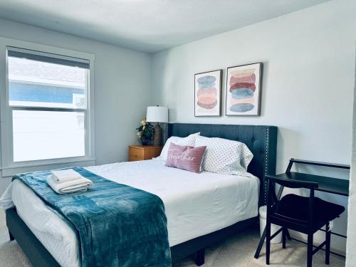 塔科马Tacoma 2 bedrooms 1 baths sleep 5 with compact kitchen的卧室配有床、椅子和窗户。