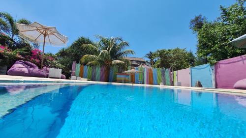 吉利阿尔吉利郎邦简易别墅的蓝色海水大型游泳池