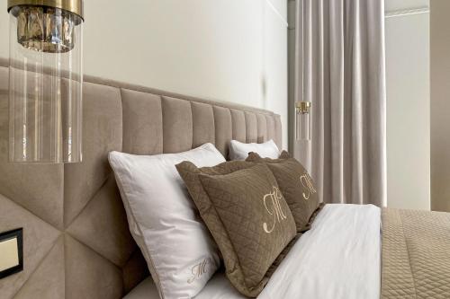 蒙特卡罗Monaco Premium Suites - NEW的床上有2个枕头