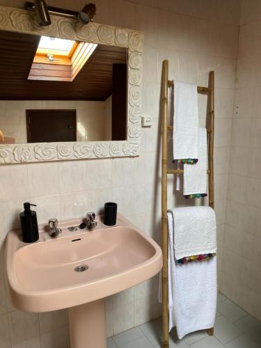托里什韦德拉什Silver Coast Beach House的浴室配有盥洗盆、镜子和毛巾