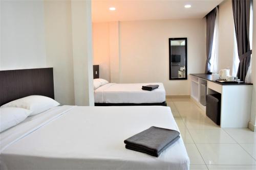 迪沙鲁Desaru, Bayu Balau Beach Resort的酒店客房带两张床和一间浴室