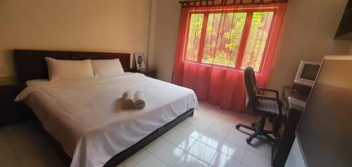 黑风洞Hilltop Greenview Residence Batu Caves Selayang的一间卧室,床上有两双鞋