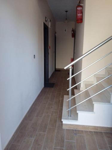 阿斯塔科斯Golden village的一条空的走廊,有楼梯和门