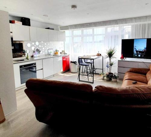 伯恩茅斯Luxury 1 bed apartment-sea view的带沙发的客厅和厨房