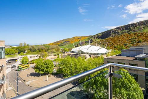 爱丁堡Edinburgh Marriott Hotel Holyrood的从大楼的阳台上可欣赏到风景