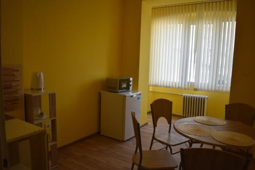 索非亚Apartment Airport Sofia的小房间设有桌椅和厨房