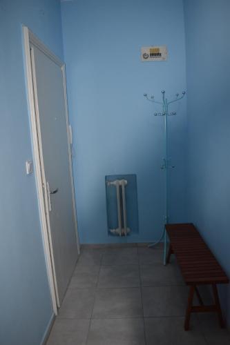 索非亚Apartment Airport Sofia的蓝色的房间,设有门和木凳