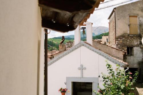 CastelsaracenoLeukòs Bed and Breakfast的教堂屋顶上的十字架