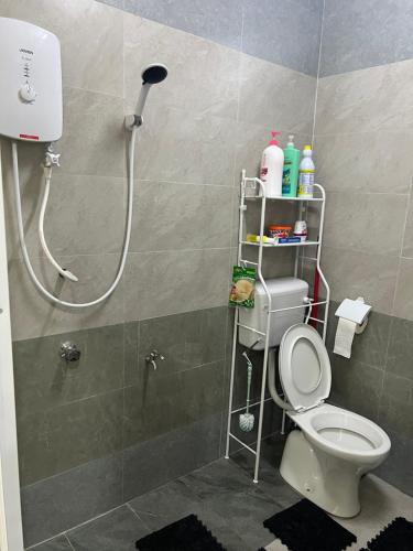 Kota BharuSafiyya Homestay的浴室配有淋浴和卫生间。