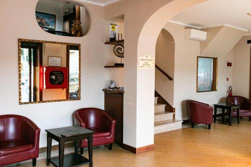 热那亚雷克斯公寓酒店的一间设有红色椅子和机器的等候室