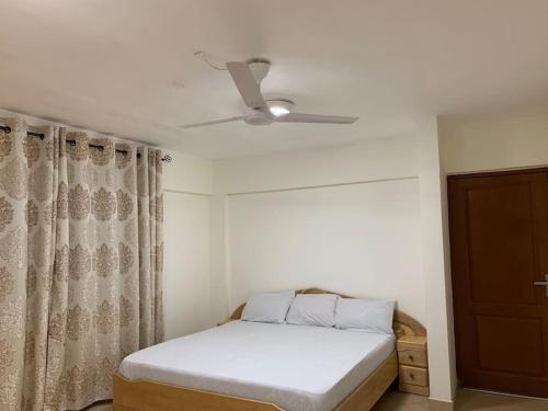 库马西Cozy One Bedroom Apartment near KNUST & CCC的一间卧室配有一张床和吊扇