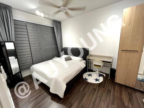 莎阿南Geo Bukit Rimau Apartment的卧室配有白色的床和吊扇