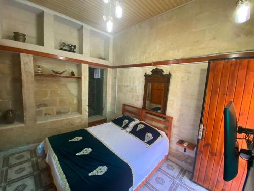 ŞahinbeyLÜTFÜ BEY KONAĞI的卧室配有一张床