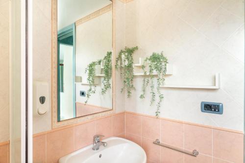 卡尔德杜Museddu Beach Residence的一间带水槽和镜子的浴室