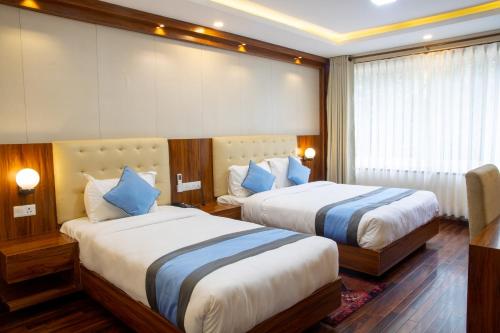 加德满都Hotel Dreams Connect GRB 2的酒店客房设有两张床和窗户。