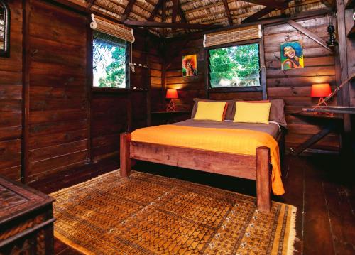 ArgyTree Lodge Mauritius Villa的小木屋内一间卧室,配有一张床