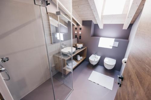 新波南特Flaschtal-Hof的浴室配有卫生间、盥洗盆和淋浴。