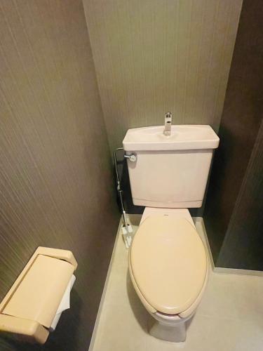 横须贺市MK STUDIO HONCHO l 本町的浴室设有白色卫生间和垃圾桶。
