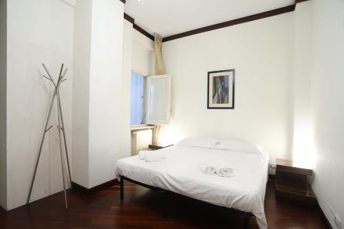 巴里Clorinda's rooms的白色的客房设有床和窗户。
