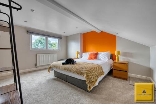 考文垂4 Bedroom, 6 Beds, 3 Bathrooms, Near NEC & Birmingham Airport, Business, Contractor and Family Friendly, Free Wi-Fi, Free Parking的一间卧室配有一张橙色墙壁的床