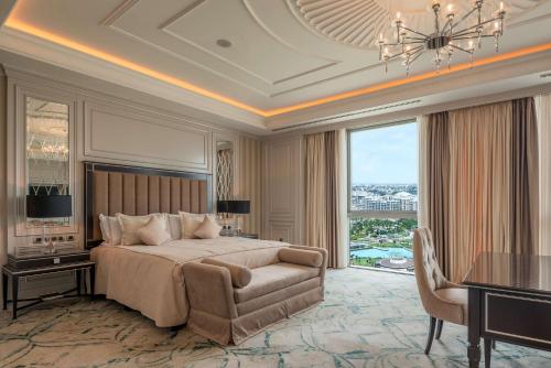 塔什干Hilton Tashkent City的卧室配有1张床、1张桌子和1把椅子