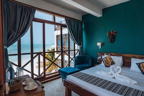 江比阿Pili Pili Tropical Island的一间卧室配有一张床,享有海景