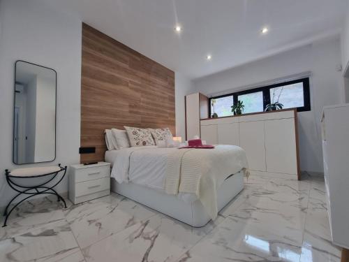 莫甘Villa de lujo con piscina climatizada的一间卧室配有一张大床和镜子