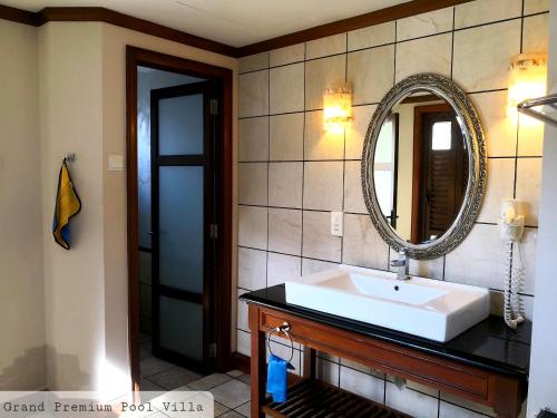 波德申ALPINE GLX PD Port Dickson的一间带水槽和镜子的浴室