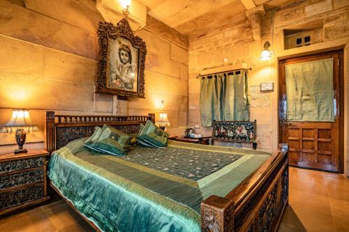 斋沙默尔加赫杰萨尔哈维丽酒店的一间卧室,卧室内配有一张大床