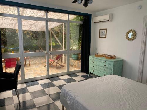 EsteponaCasa Simba B&B Adults Only的一间卧室设有一张床和一个滑动玻璃门