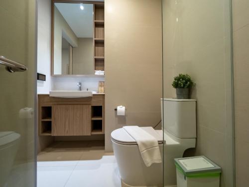 普吉镇Comfortable apartments in Laguna Skypark的一间带卫生间和水槽的浴室