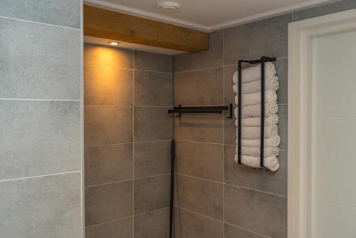 HaarleSallands huisje的带淋浴和毛巾的浴室