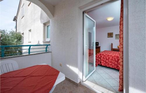 普拉Cozy Apartment In Pula With Wifi的阳台,带一张床和一个窗户的房间