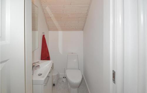 Gjern82号基恩公寓-带热水浴缸的白色的浴室设有卫生间和水槽。