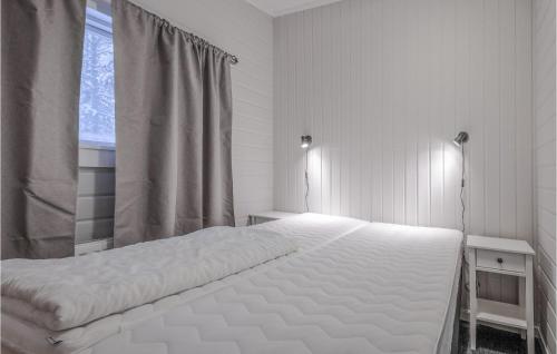 萨伦3 Bedroom Amazing Home In Slen的卧室内的一张白色床,设有窗户