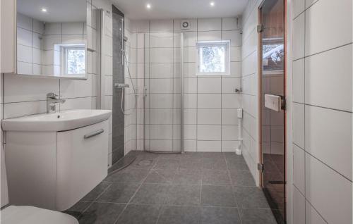 萨伦3 Bedroom Amazing Home In Slen的白色的浴室设有水槽和淋浴。
