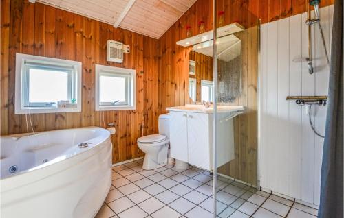 海耶斯Awesome Home In Hejls With Sauna的带浴缸、卫生间和盥洗盆的浴室