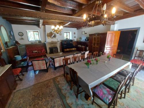 比拉尔瓦casa pizarra的一间用餐室,在房间内配有桌椅