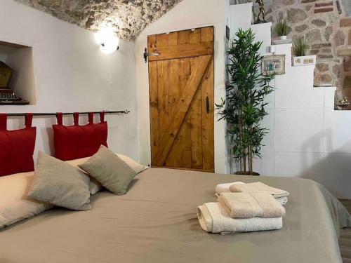 Capistrello'Il Caratteristico' (centro storico)的一间卧室配有一张大床和毛巾