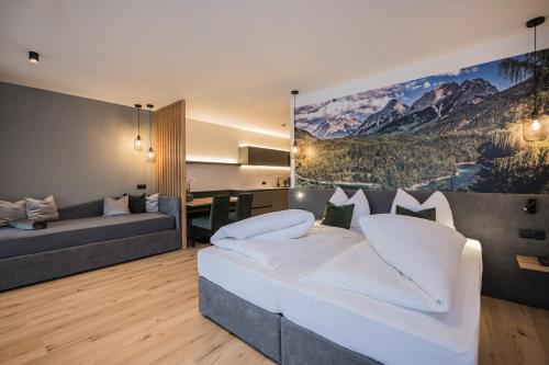 维拉巴萨Montanaris Alpine - Active - Relax的一间卧室配有一张大床和一张沙发