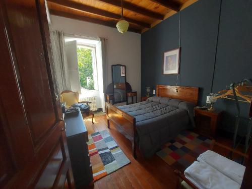 比拉尔瓦casa pizarra的带沙发和窗户的客厅