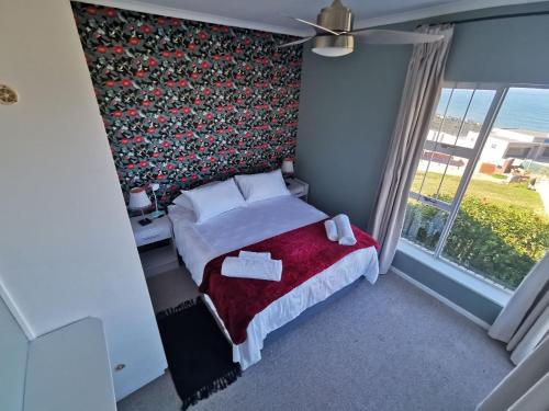 赫罗德斯湾BellaBlues的一间小卧室,配有床和窗户