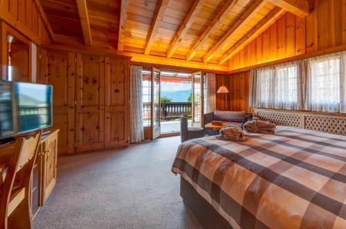 威拉尔-苏-罗伦阿尔卑斯如花酒店的一间卧室配有一张床和一台平面电视